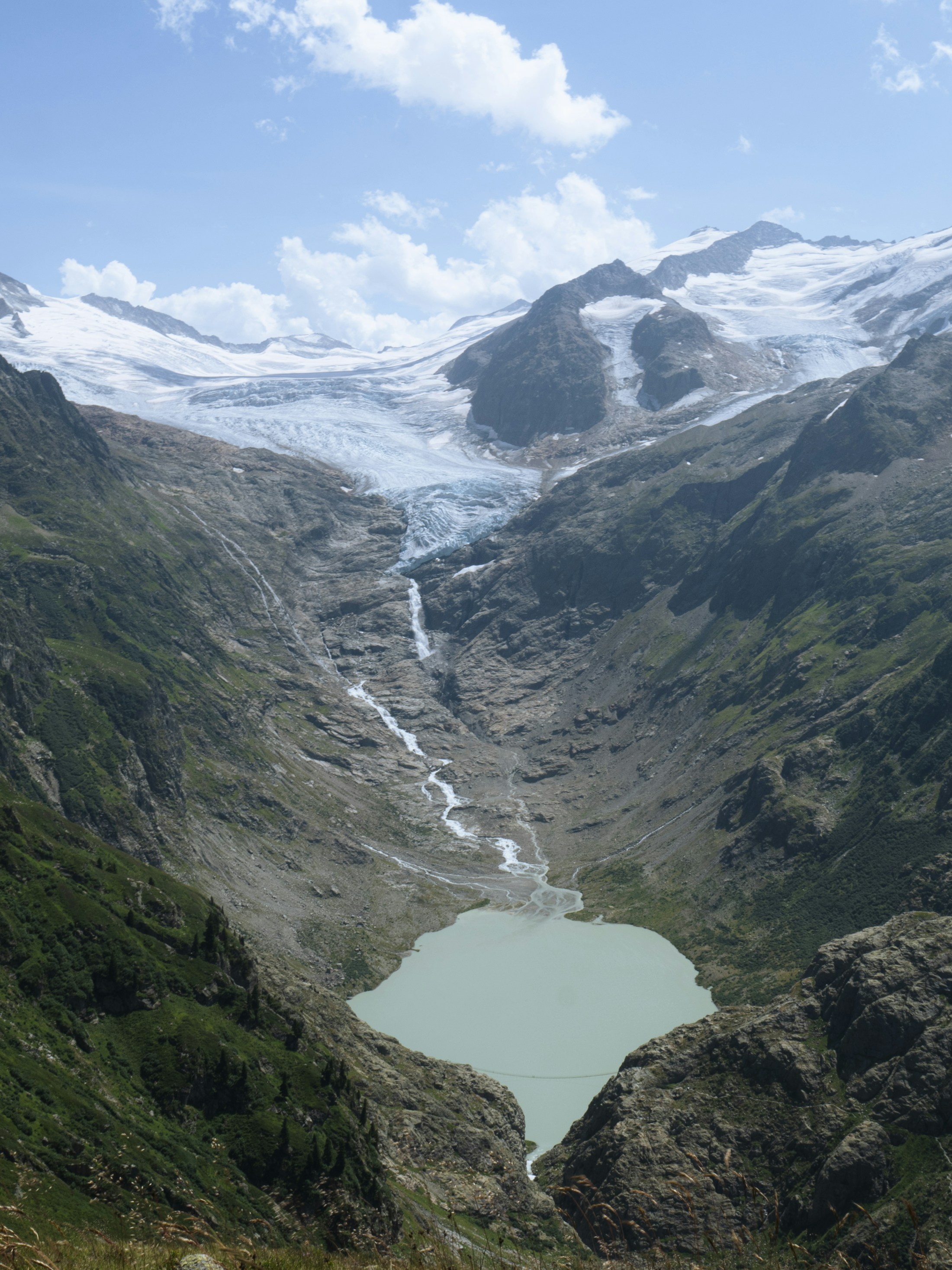 Ruhiger Alpensee als Referenz für Schweizer Klarheit