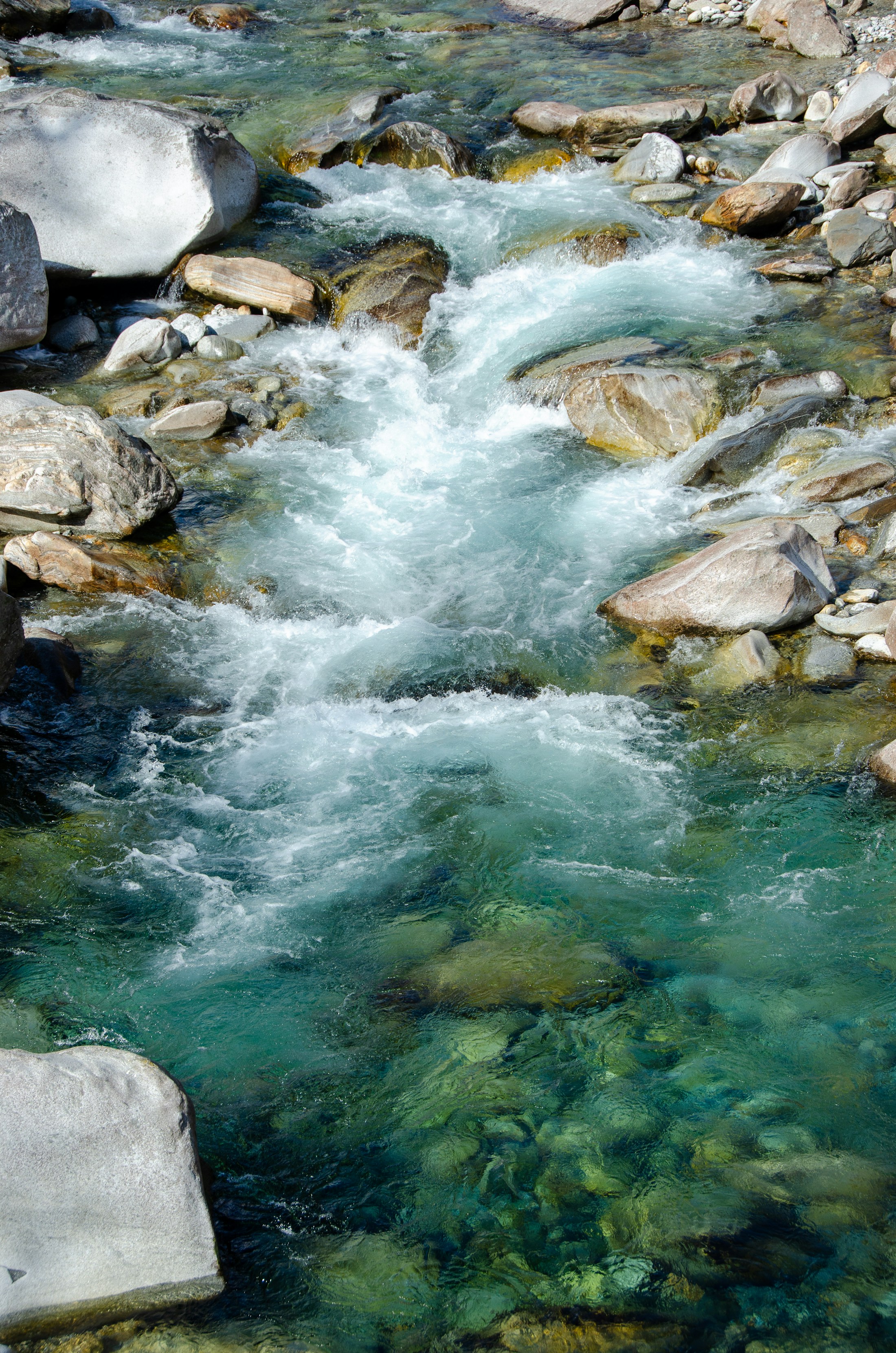 Schweizer Bergfluss als Ursprung der Markenerzählung